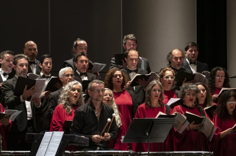 Coro-Polifonico-de-Cordoba-con-percusion