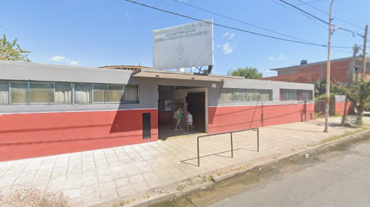 un-alumno-de-15-anos-llevo-un-arma-a-un-colegio-de-la-matanza-la-tenia-escondida-en-la-mochila-y-se-disparo-por-accidente-foto-captura-google-street-view-HZZXHRFUVRDPFGPHFZXEQXB5ZQ